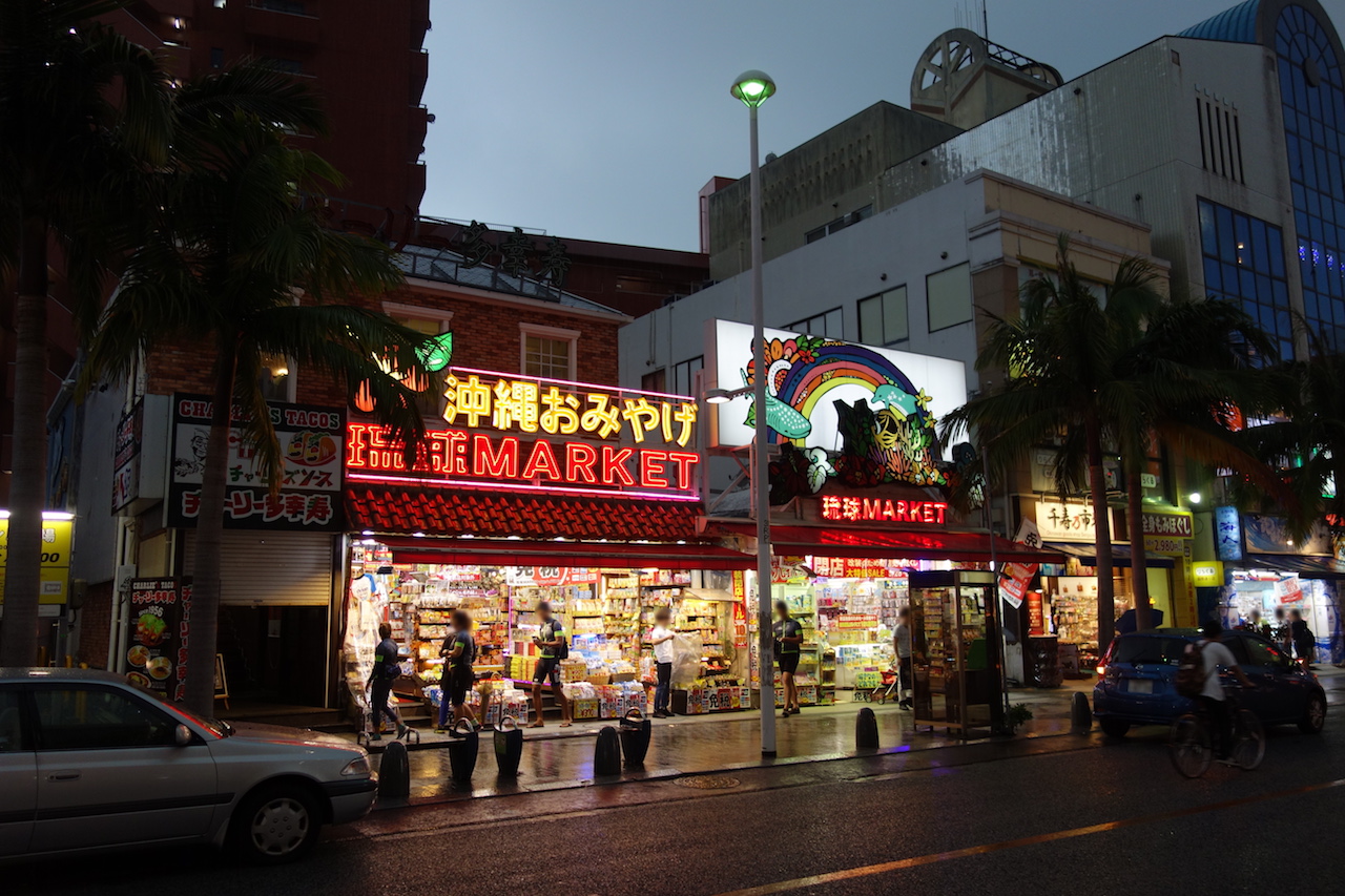 那覇市の国際通り（お土産屋さん）