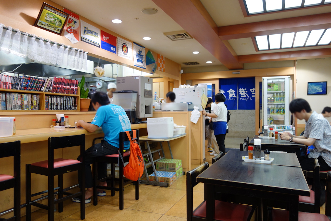 那覇空港内にある空港食堂の店内