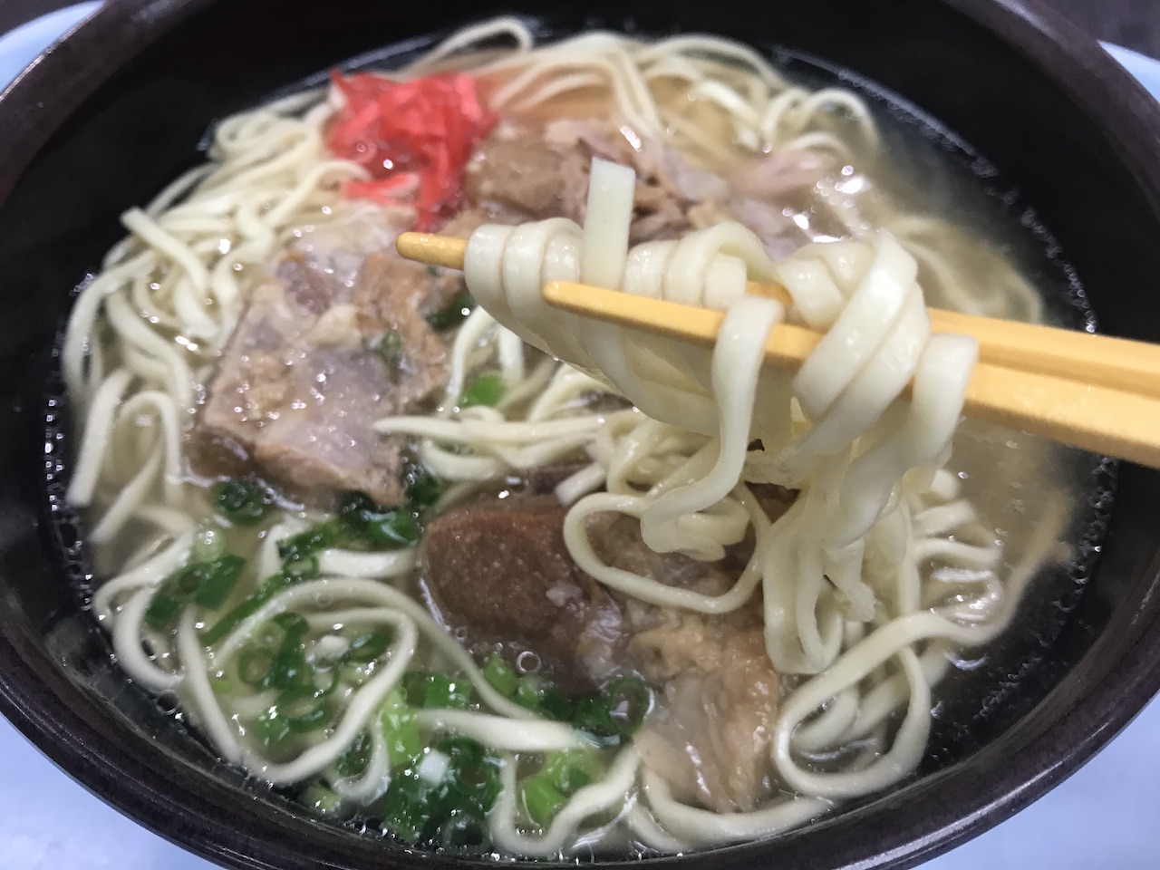 那覇空港内にある空港食堂のソーキそば（麺）