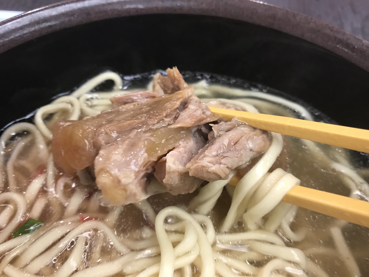 那覇空港内にある空港食堂のソーキそば（肉）