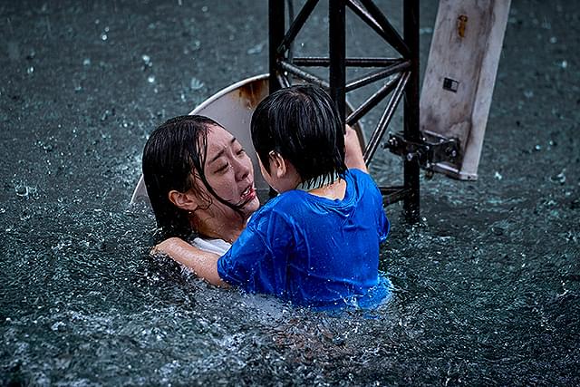 ジャインとアンナが向き合っている画像