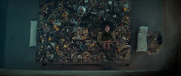 プラットフォームに座るミハルの画像