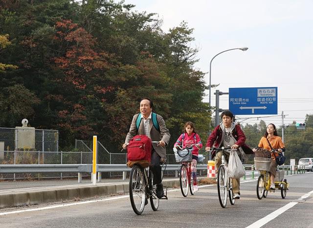 自転車で移動する鈴木一家の画像