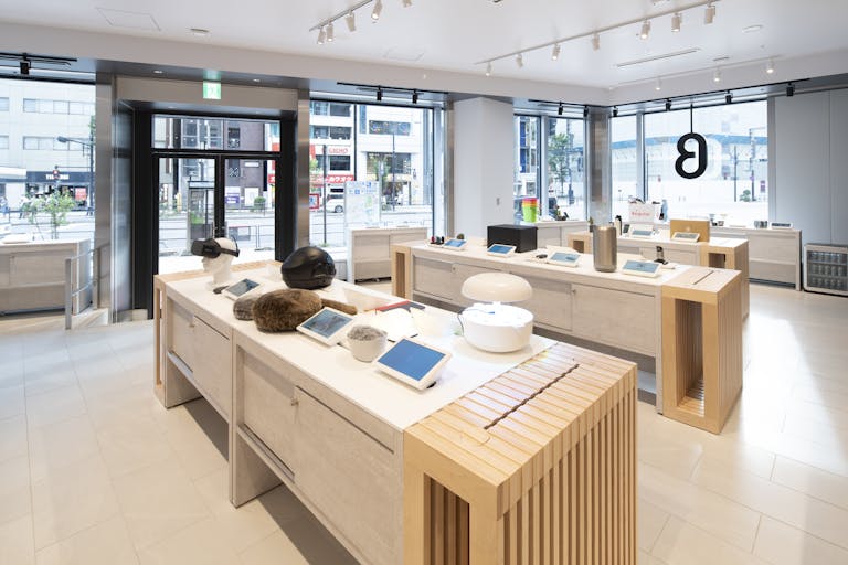 b8ta_yurakucho_inside_1