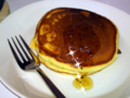 [うまいもの]パンケーキにプリンスソースキウイ味