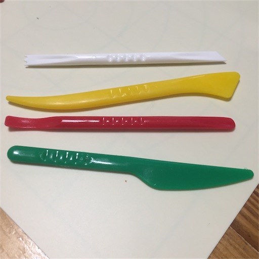 100円ショップ セリア で購入したねんどで十分楽しめる ヘラや粘土ボードも購入して楽しんでみた 母として主婦として