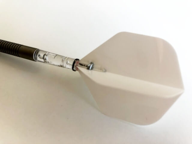 フライトパンチプチで開けた穴にシャフトリングとフライトを通してみた