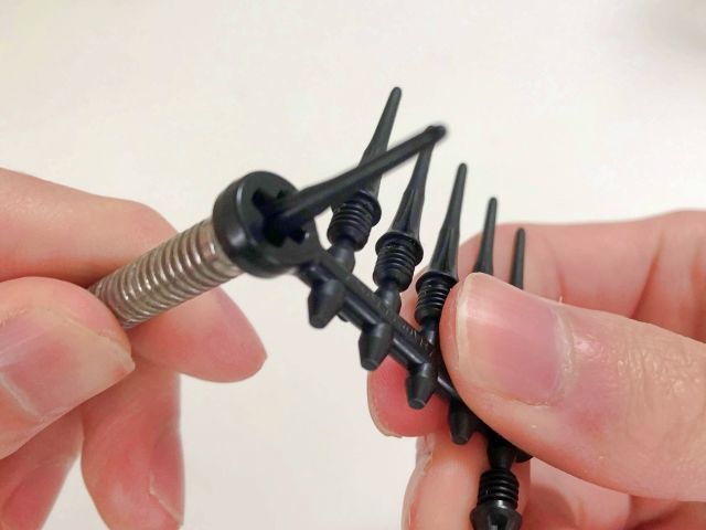 ダーツのチップフィットポイントプラスでねじ込む