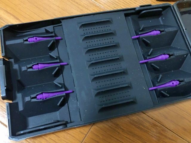 カメオのダーツケースストリームにチップを収納する
