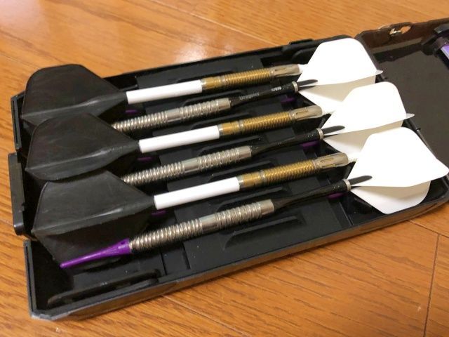カメオのダーツケースストリームのダーツをプットオン