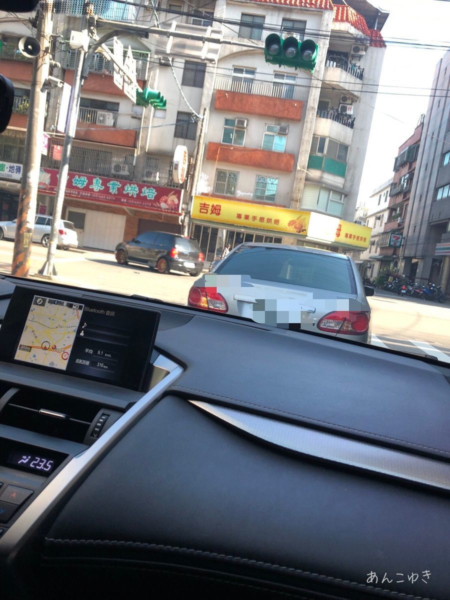 車から前の車を追っているところを写しています。