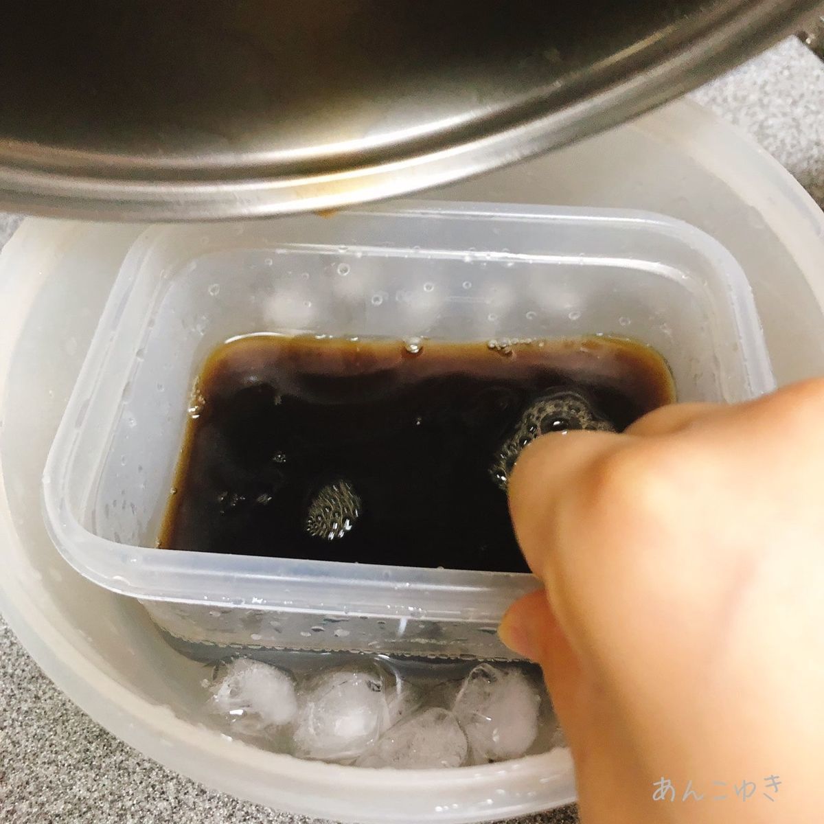 氷で料理を冷やす