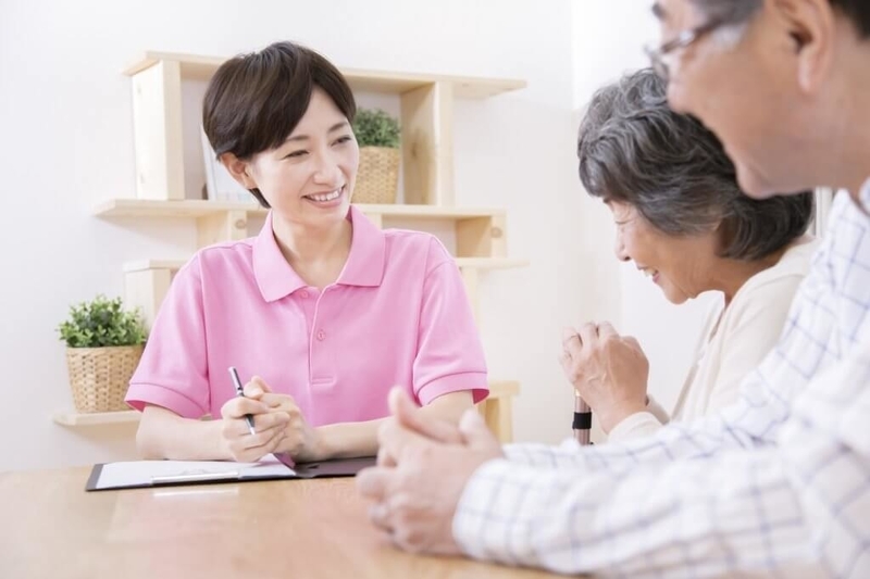 介護計画を立てるケアマネージャー