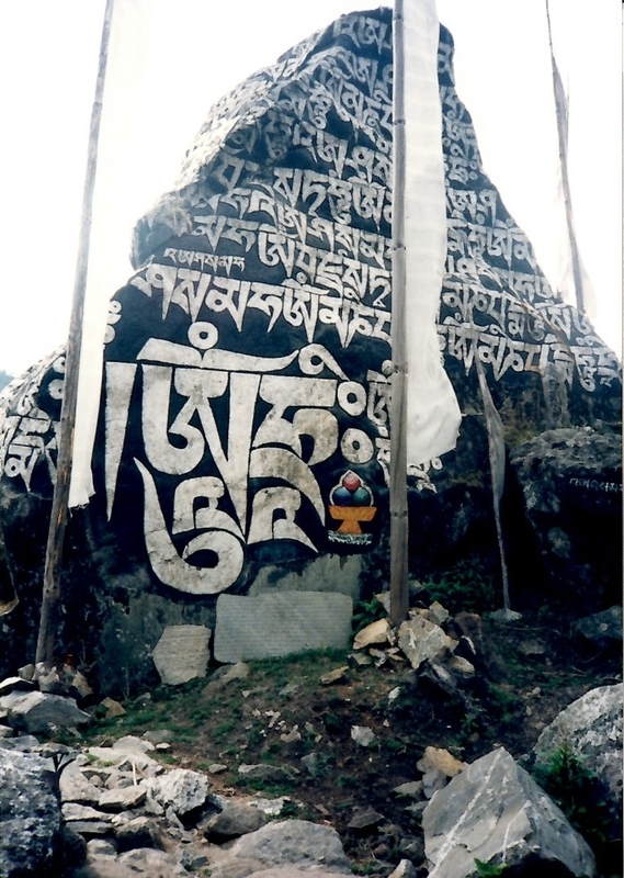 チベットマニ石 陽刻と言う彫刻法 手彫りの六字真言 開運家宅守り