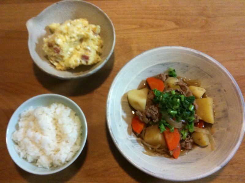 夕食。肉じゃが、ポテサラ