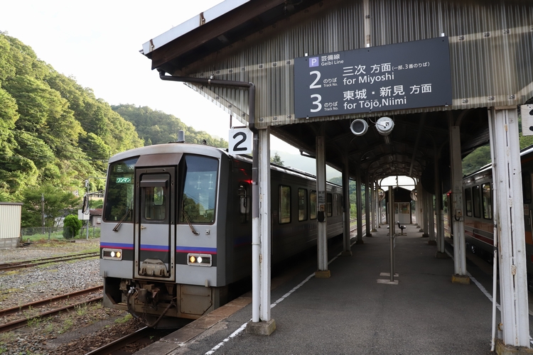 芸備線を走るキハ120形の快速列車 - 安全側線だいありー3