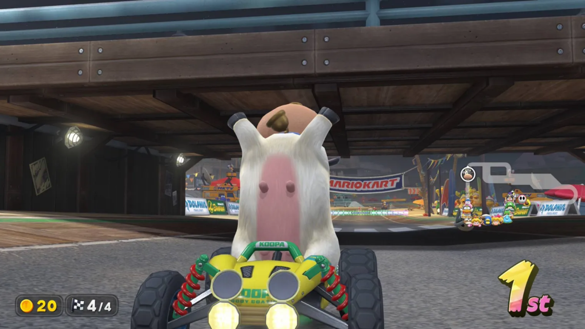 ゲーム『マリオカートワールド』のキャラクター、ウシ。レースに勝利し乳首を露出している。