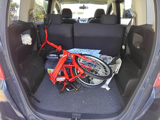 折り畳んだ自転車をフリードに積んだ写真