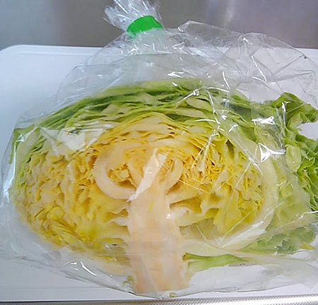 1/2切って売られているキャベツの写真