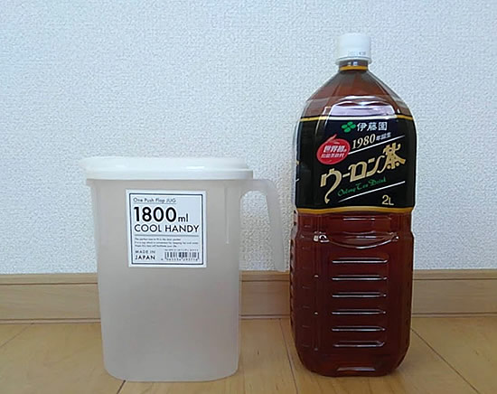 2リットルペットボトル烏龍茶と1.8リットル麦茶ポットの写真