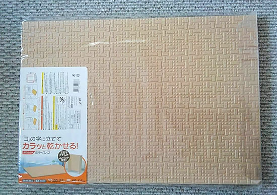 段ボール箱梱包から取り出した浴室内マットの写真