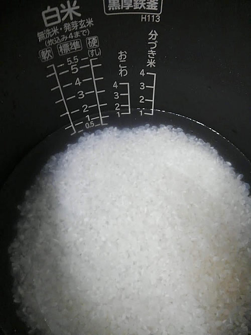 米一合を研いで炊飯ジャーに入れた写真