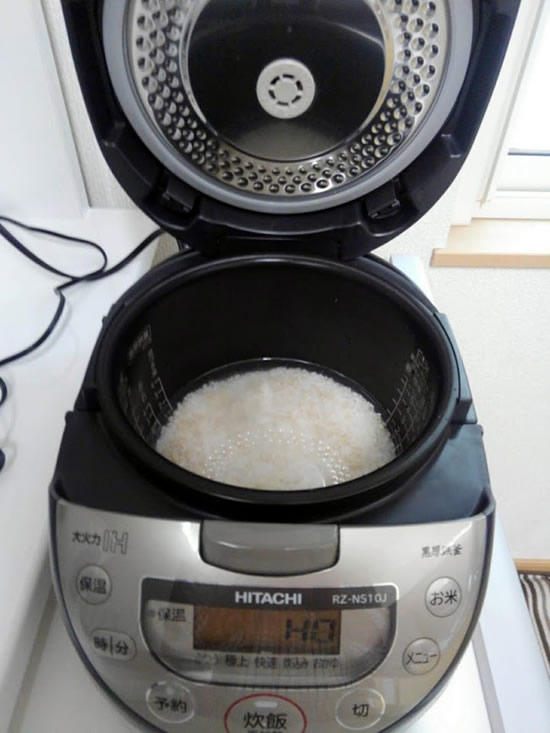 米一合ともち麦50gを入れた窯を炊飯ジャーにセットする写真