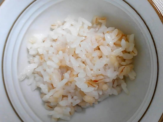 もち麦ご飯を茶碗に入れた写真