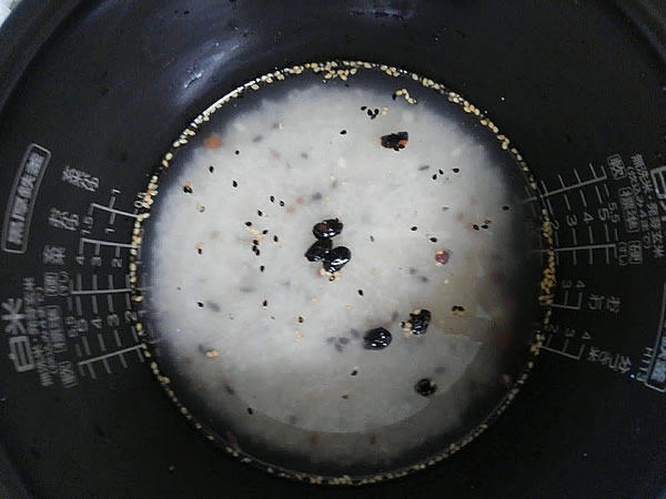 研いだ白米に「十六穀ごはん」を入れた写真画像