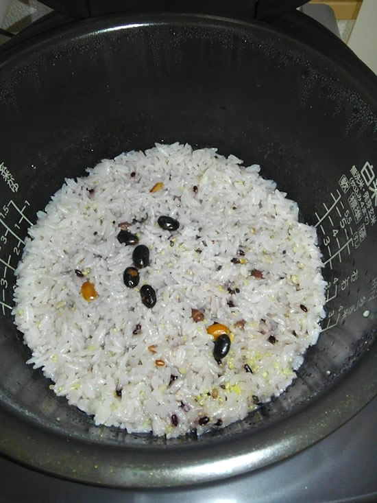 「十六穀ごはん」が炊飯器で炊きあがった写真画像