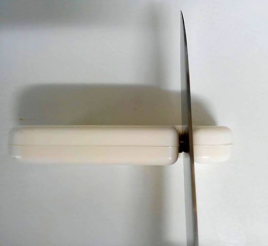 包丁研ぎ器に包丁をセットした写真画像