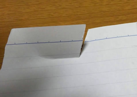 研いだ包丁でルーズリーフを切ってみた写真画像