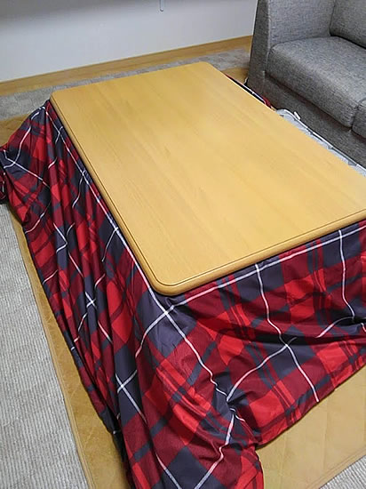 居間にセッティングしたコタツの写真