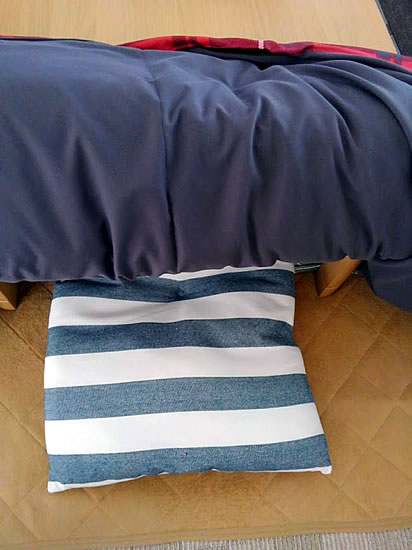 コタツの中に敷く長座布団の写真