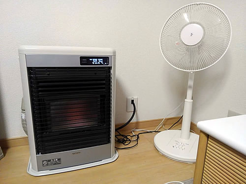 灯油ストーブと扇風機の写真
