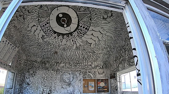 田舎館駅入り口から見たGOMAさんの絵の写真