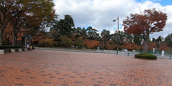 弘前公園東門周辺の紅葉の写真