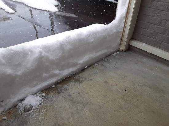 風除室の前に積もった雪