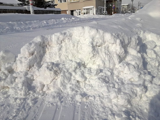 ブルドーザーが置いていった雪の塊の写真