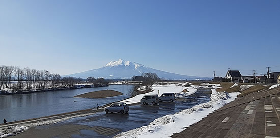 白鳥飛来地から見た岩木山の写真
