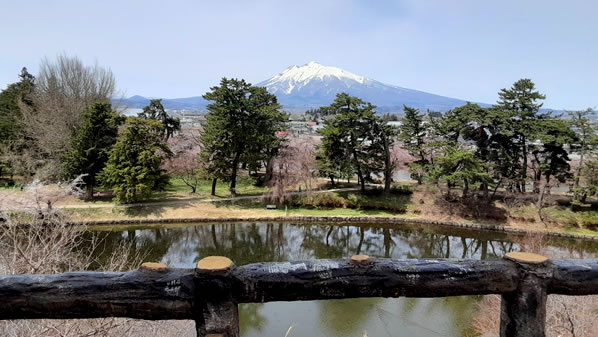 弘前城本丸から見える岩木山の写真