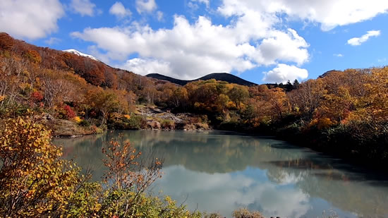 酸ヶ湯地獄沼の紅葉
