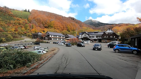 酸ヶ湯温泉前の駐車場から見た紅葉