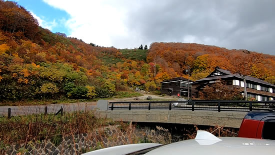 酸ヶ湯温泉前の駐車場から見た紅葉