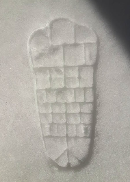 雪についたかんじきの足跡の写真