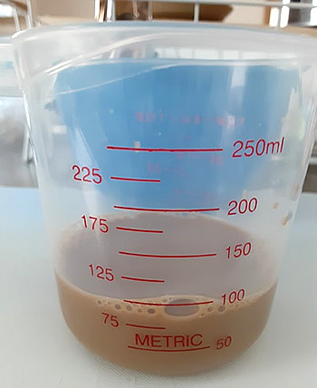 90mlの麦芽コーヒー豆乳を計量カップに入れた写真