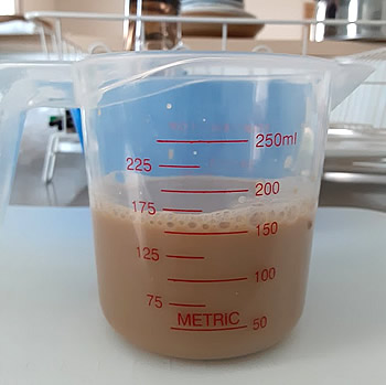 水を70ml加えた計量カップの写真