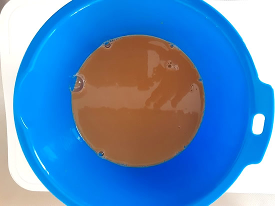 麦芽コーヒー豆乳をボウルに入れて卵とかきまぜた写真