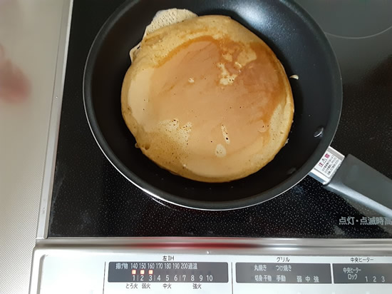 ひっくり返して反対側を焼く写真