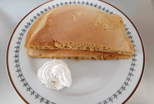 ホイップクリームを絞って添えた写真